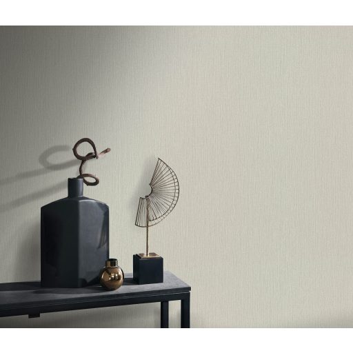 Finom függőleges vonalvezetésű barázdák - egyszínű texturált minta világosbézs/szürkésbézs tónus finom fény tapéta