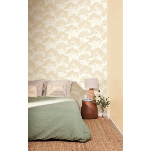 Mediterrán fenyőerdő újragondolt stilizált grafikus megjelenítésben krémfehér és arany tónus finom mintafény tapéta