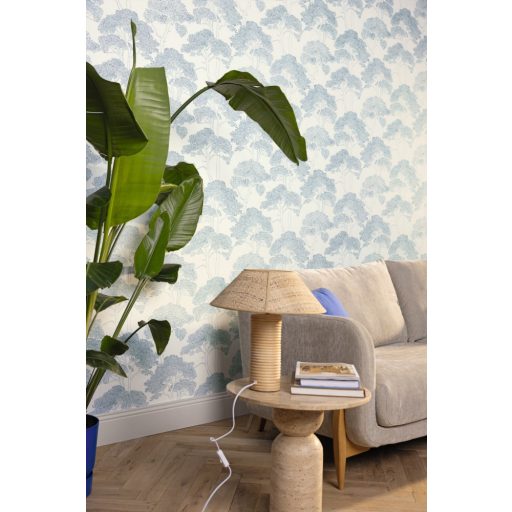 Mediterrán fenyőerdő újragondolt stilizált grafikus megjelenítésben fehér és azúrkék tónus finom mintafény tapéta