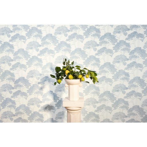 Mediterrán fenyőerdő újragondolt stilizált grafikus megjelenítésben fehér és azúrkék tónus finom mintafény tapéta