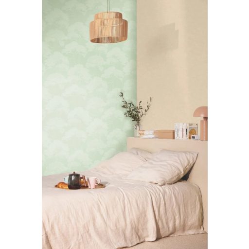 Mediterrán fenyőerdő újragondolt stilizált grafikus megjelenítésben világoszöld és törtfehér tónus finom mintafény tapéta