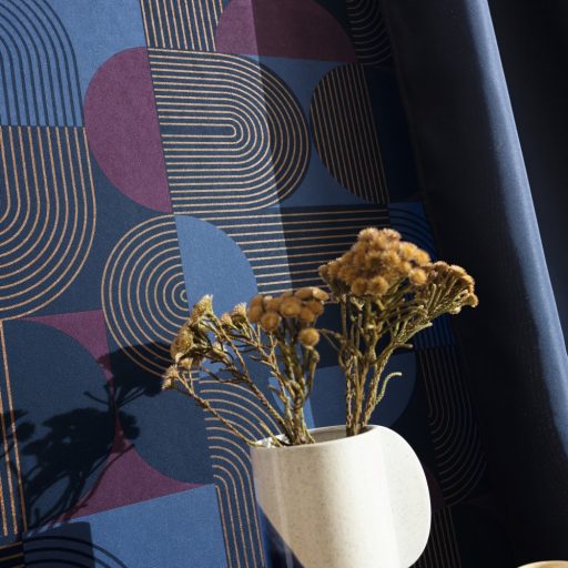 Retro hatású lekerekített mértani elemek finom vonalak grafikus mintája padlizsánlila kék sötétkék és arany tónus tapéta