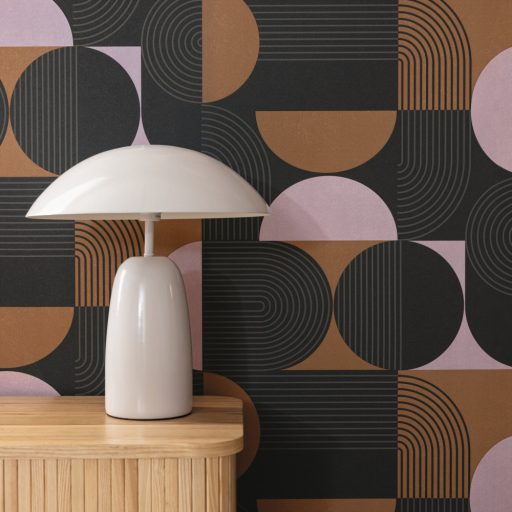 Retro hatású lekerekített mértani elemek finom vonalak grafikus mintája teveszőrbarna antracit és világos bíborlila tónus tapéta