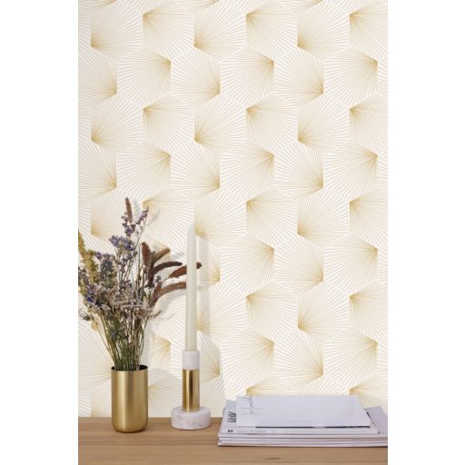 Fényes csiilag az Art decoban! Ismétlődő nyitott trapézok sarokból szóródó csillogó szálakkal krémfehér és arany fémes hatás tapéta