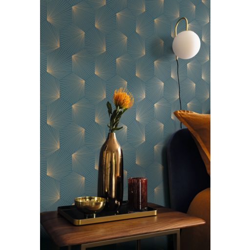 Fényes csiilag az Art decoban! Ismétlődő nyitott trapézok sarokból szóródó csillogó szálakkal kék és arany fémes hatás tapéta