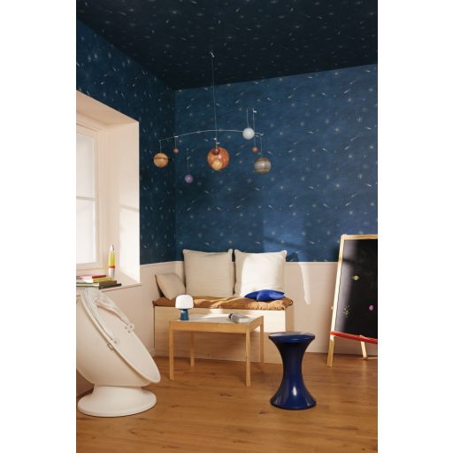 Minimalista csillagok és repülő üstökösök kozmikus mintája éjkék és ezüstfehér tónus fluoreszkáló gyerektapéta