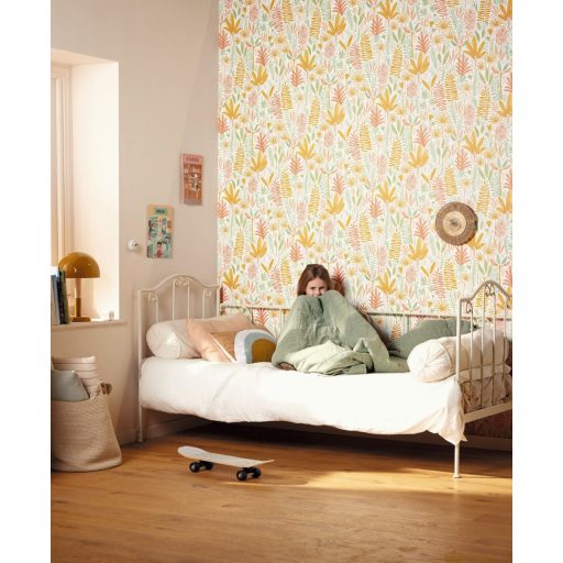 Színes és vidám trópusi levelek virágok grafikus mintája fehér zöld korall és sokszínű tónus gyerektapéta