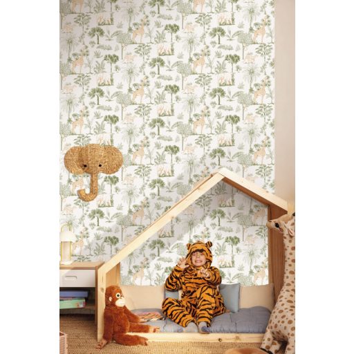 Harmonikus szavannai kompozíció a növényzet között elhelyezkedő állatokkal fehér zöld és sárgásbarna tónus gyerekszobai tapéta