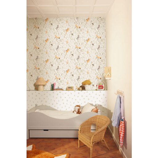 Könnyed és légies finom levélminta fehér bézs és aranybarna tónus gyerektapéta