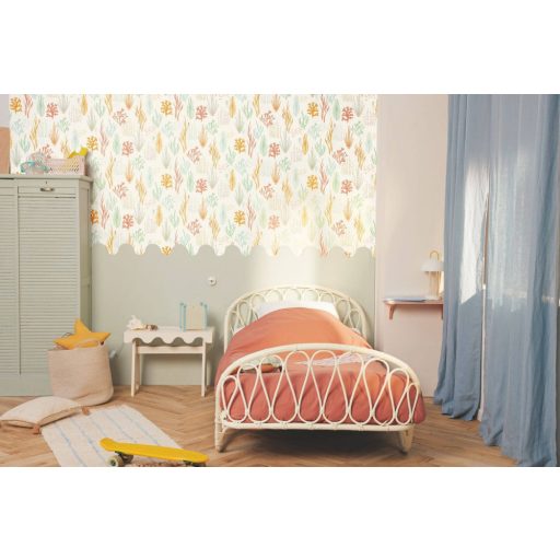 Tenger fenekén ez a látvány fogad - Hínárok algák korallok és apró halak grafikus mintája fehér vízzöld korall és sokszínű tónus gyerektapéta