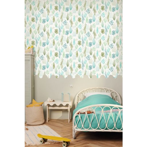 Tenger fenekén ez a látvány fogad - Hínárok algák korallok és apró halak grafikus mintája fehér vízzöld vízkék és zöld tónus gyerektapéta