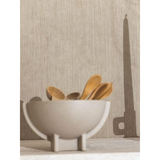 A szizál természetes struktúrája könnyed bordázott megjenítésben meleg karamellás-homok/szürkésbézs tapéta