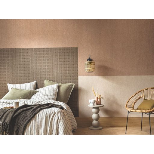 A szizál természetes struktúrája könnyed bordázott megjenítésben meleg mogyorószín tónus tapéta