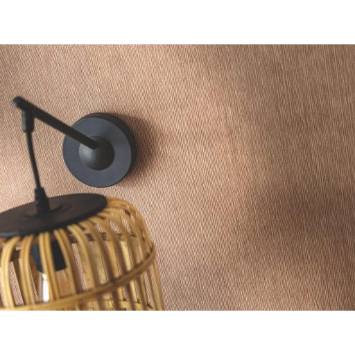 A szizál természetes struktúrája könnyed bordázott megjenítésben meleg mogyorószín tónus tapéta