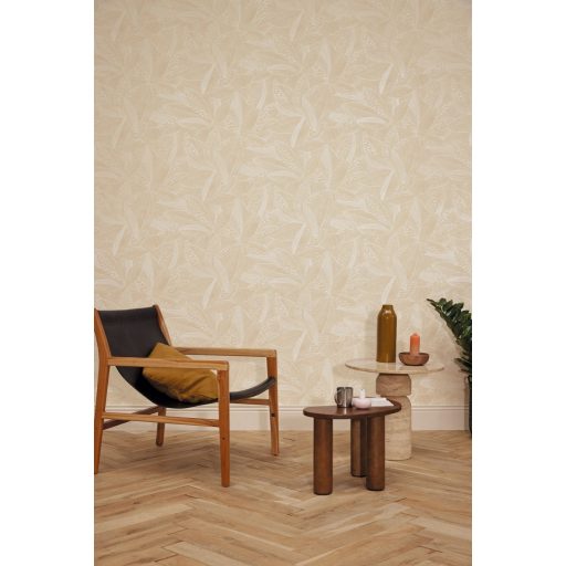 Anyagában mintás "szinte álcázott" természetes és változatos levélminta homokszín és krémfehér tónus tapéta
