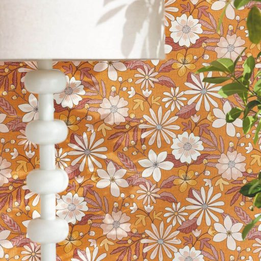 A Flower Power világa és a nagyi mintája összeér! Virágözön kompozíció narancs tejeskávé vajsárga púderrózsaszín és krém tónus tapéta