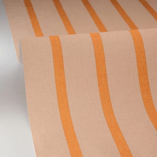 A retro mellé egyenesvonalú elegancia is társul - keskeny csíkozású minta barackos-rózsaszín és mustáros-narancs tónus tapéta