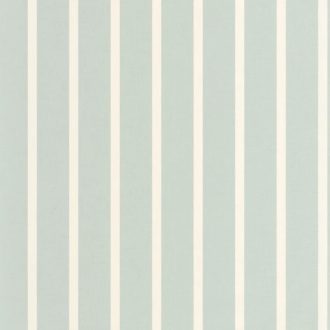   A retro mellé egyenesvonalú elegancia is társul - keskeny csíkozású minta mentás-világoskék és krémszín tónus tapéta