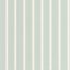 A retro mellé egyenesvonalú elegancia is társul - keskeny csíkozású minta mentás-világoskék és krémszín tónus tapéta