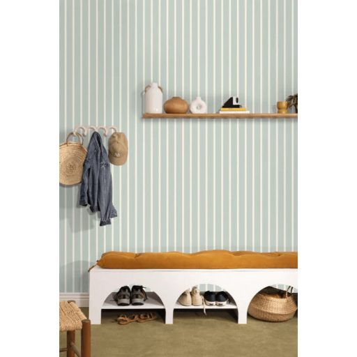 A retro mellé egyenesvonalú elegancia is társul - keskeny csíkozású minta mentás-világoskék és krémszín tónus tapéta