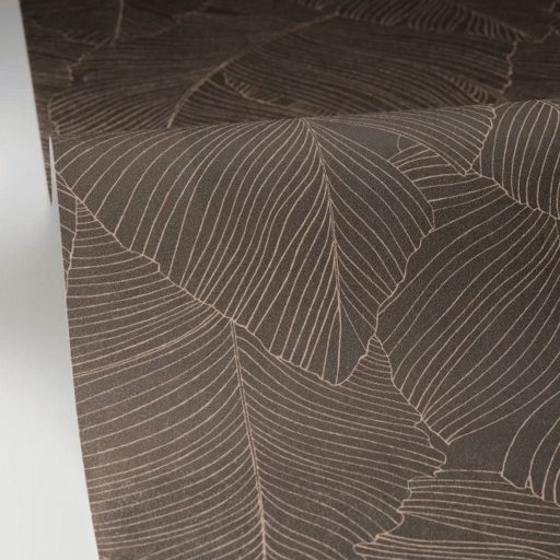 Trópusi elegancia és letisztultság - Banánlevelek organikus kompozíciója sötét gesztenyebarna és roségold/bronz tónus tapéta