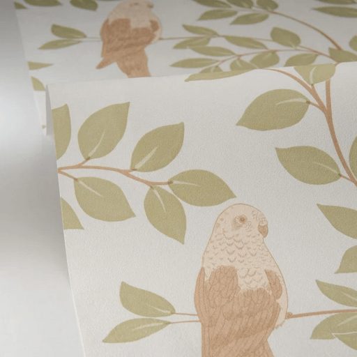 A trópusi képeskönyv legszebb lapja! Leveles ágak papagájokkal fehér bézs mandulazöld és barna tónus tapéta