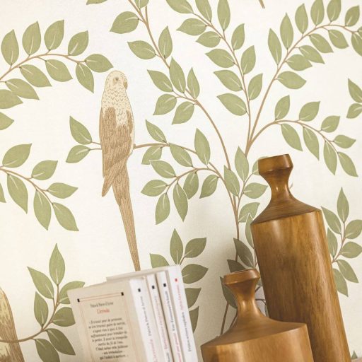 A trópusi képeskönyv legszebb lapja! Leveles ágak papagájokkal fehér bézs mandulazöld és barna tónus tapéta