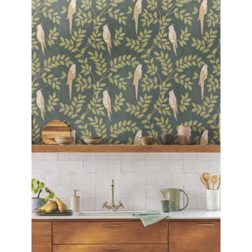 A trópusi képeskönyv legszebb lapja! Leveles ágak papagájokkal fenyőzöld levélzöld bézd és barna tónus tapéta