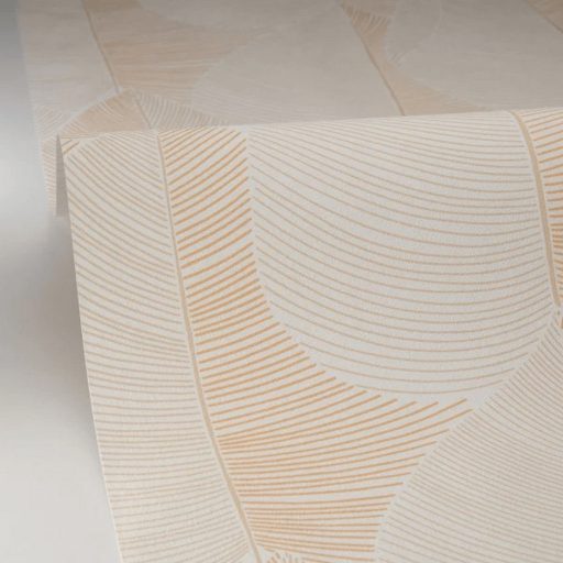 Természetes és elegáns stilizált grafikus levélmintázat krémszín bézs világosbarna és arany tónus fémes mintarészletek tapéta