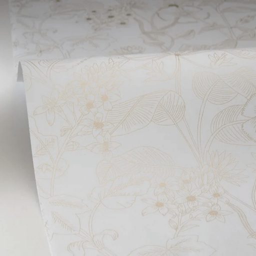 Grafikus megjelenítésű virágálom - kerti virágok és levelek csodaszép dekorja fehér és fémes arany tónus mintafény tapéta