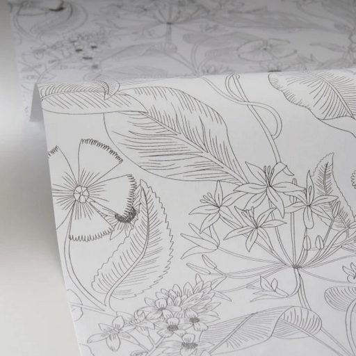 Grafikus megjelenítésű virágálom - kerti virágok és levelek csodaszép dekorja fehér és sötétszürke tónus mintafény tapéta