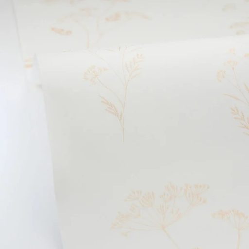 Finoman rajzolt tavaszi virágok könnyű és friss kompozíciója krémfehér és fémes arany tónus tapéta