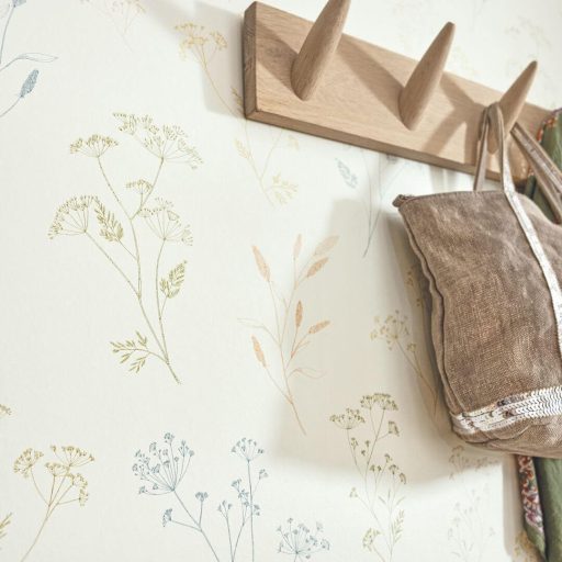 Finoman rajzolt tavaszi virágok könnyű és friss kompozíciója fehér pasztellkék halványzöld és púderrózsaszín tónus tapéta