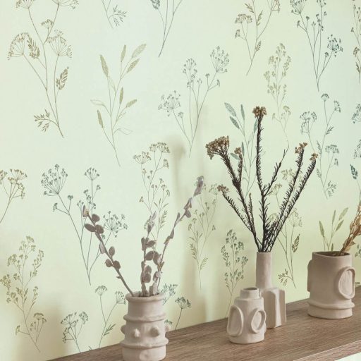 Finoman rajzolt tavaszi virágok könnyű és friss kompozíciója leheletfinom vízzöld arany zöldarany és zöld tónus tapéta