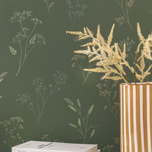 Finoman rajzolt tavaszi virágok könnyű és friss kompozíciója angolzöld ezüstös-zöld és arany tónus tapéta