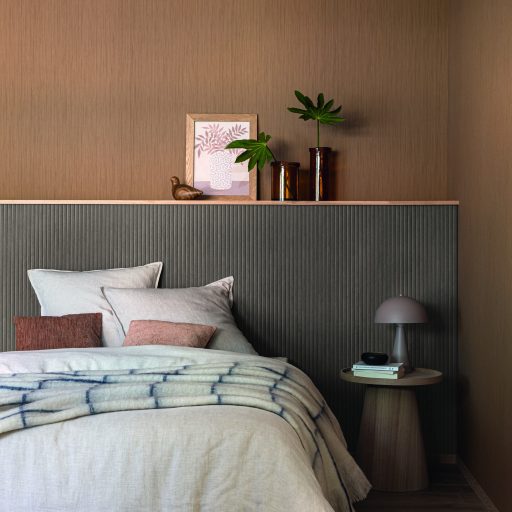 A fa hatását finoman szinte suttogva idézi meg a strukturált UNI minta akácfa tónus tapéta