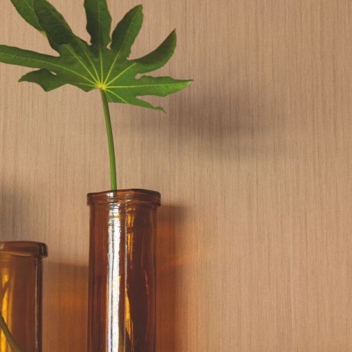 A fa hatását finoman szinte suttogva idézi meg a strukturált UNI minta akácfa tónus tapéta