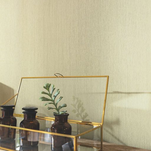 A fa hatását finoman szinte suttogva idézi meg a strukturált UNI minta zsályazöld tónus tapéta