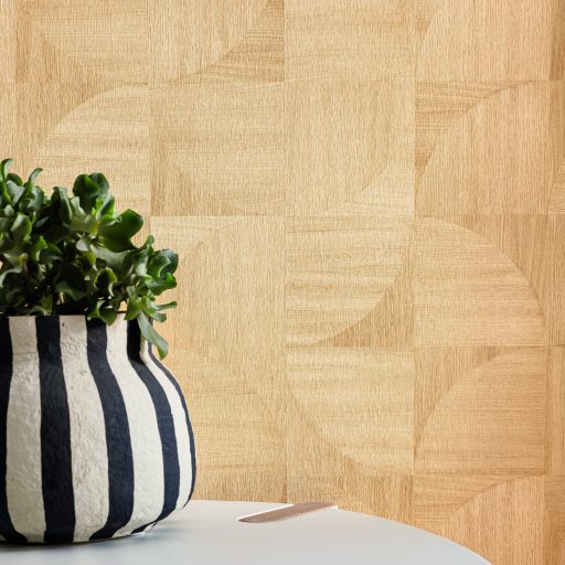 Klasszikus intarzia mintázat falra álmodott kortárs változatban bézs világosbarna és barna tónus tapéta