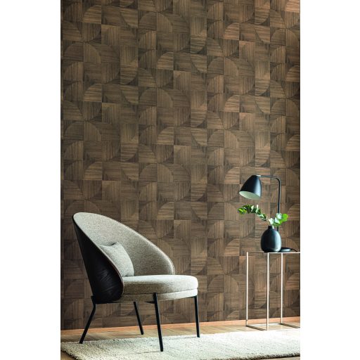 Klasszikus intarzia mintázat falra álmodott kortárs változatban barna/sötétbarna és gesztenyebarna tónus tapéta