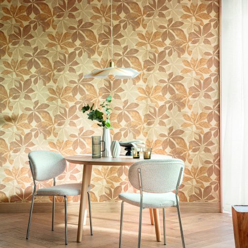 Finoman erezetes növényi motívum fa hatású texturált háttéren bézs barna és homokszín tónus tapéta