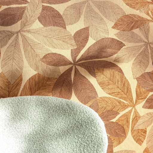 Finoman erezetes növényi motívum fa hatású texturált háttéren bézs barna és homokszín tónus tapéta