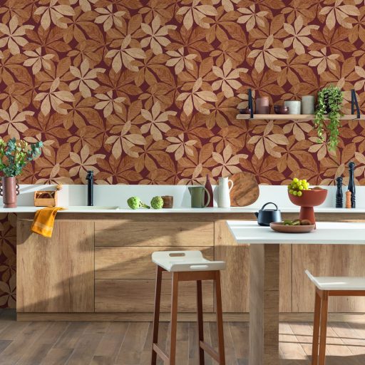 Finom erezetű növényi motívum fa hatású texturált háttéren bordó vörösesbarna bézs karamell és mogyoróbarna tónus tapéta