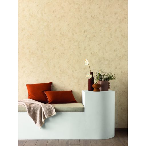 Természetes mész hatású texturált diszkrét fémes minta bézs-karamelles bézs és arany tónus tapéta