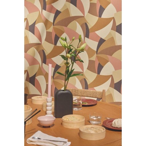 Művészi karakter és modern ritmus - patchwork minta krém bézs karamell és fekete tónus tapéta