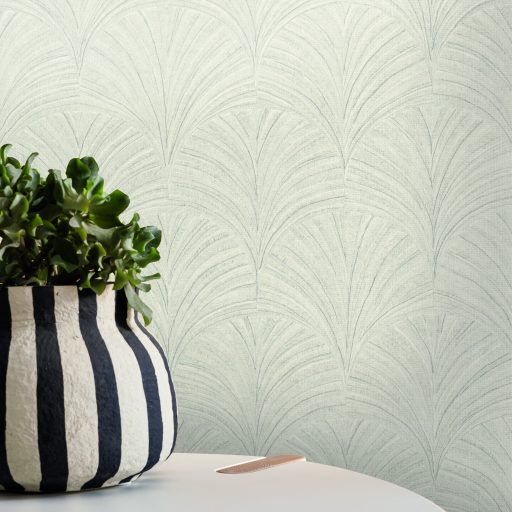 Intarziaszerű palmetta motívumok finom Art deco mintája fehér és fémes ezüst gyöngyház tónusok finom fény tapéta