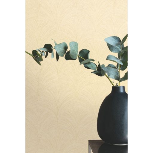 Intarziaszerű palmetta motívumok finom Art deco mintája meleg bézs törtfehér és fémes aranysárga tónusok finom fény tapéta