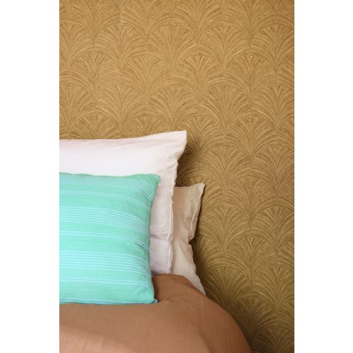 Intarziaszerű palmetta motívumok finom Art deco mintája homokszín bézs barna/aranybarna és fémes arany tónusok finom fény tapéta