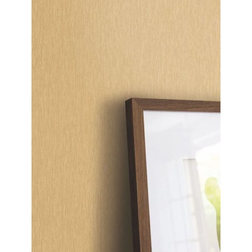 Finom textúrájú vonalszerűen strukturált természetes egyszínű minta mézes arany/szavannai homok tónus tapéta