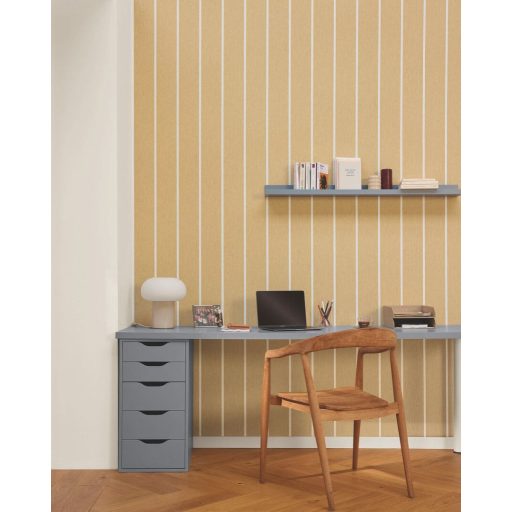 Geometriai rend és természetes könnyedség ötvözete - finom vonalú csíkos minta meleg okkersárga és fehér tónus tapéta